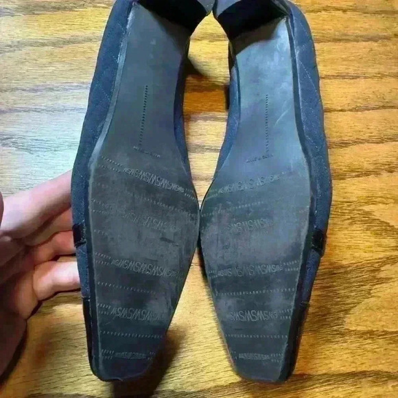 Stuart Weitzman Kitten Heel Navy Quilted with Bow - Picture 3 of 4